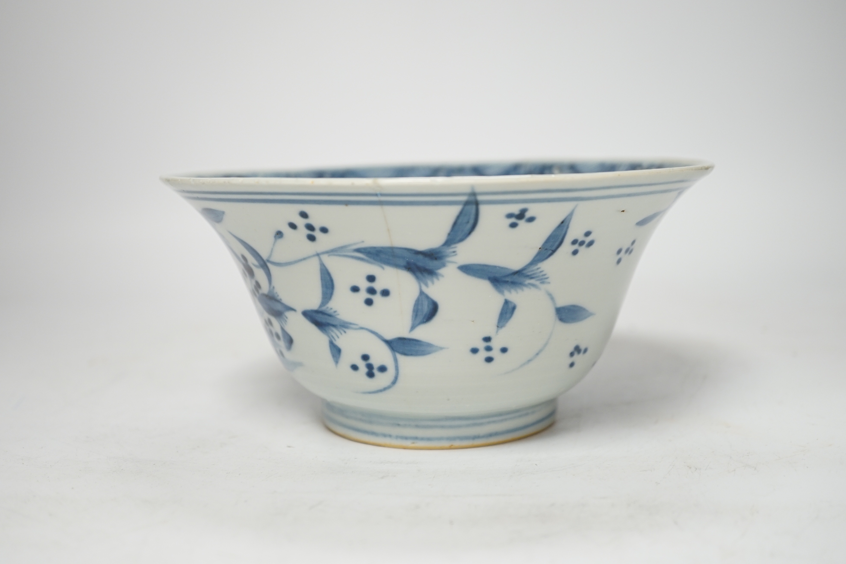 A Chinese Kangxi blue and white bowl, diameter 18cm